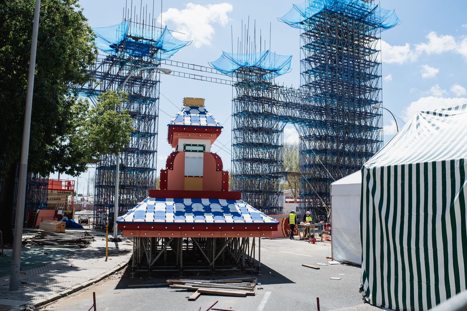 Montaje de la portada de la Feria de Sevilla.