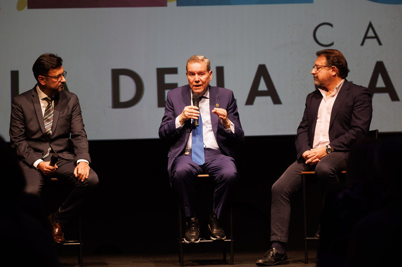 Antonio de María interviene junto a Alfredo Carrasco y Antonio Mariscal.