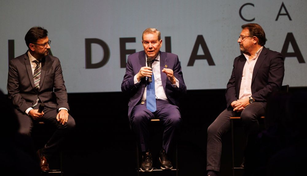 Antonio de María interviene junto a Alfredo Carrasco y Antonio Mariscal.