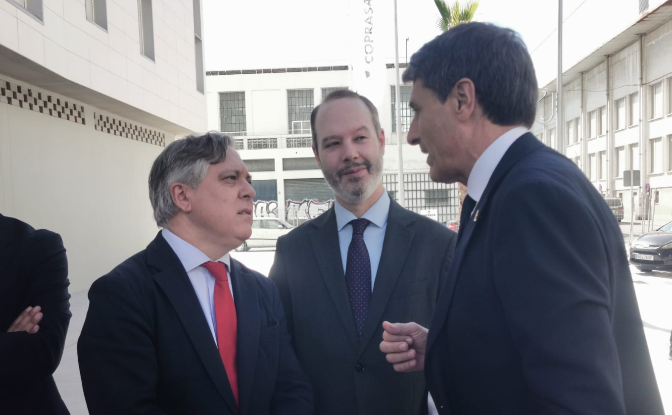 José Ramón Ortega, en el centro, reelegido como secretario general local del PSOE.