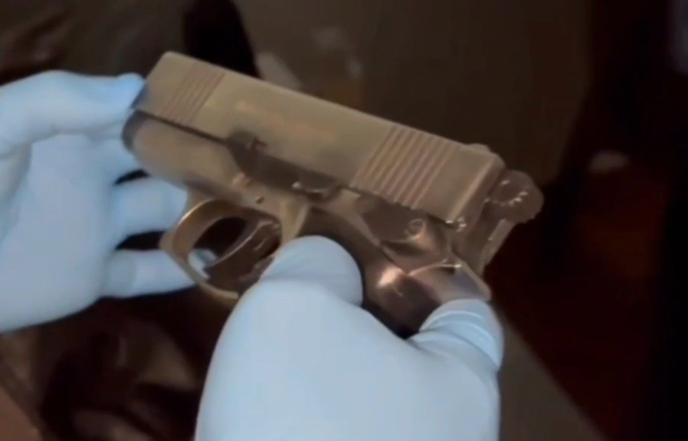 Una de las armas incautadas por la Policía Nacional relacionada con el despliegue del tiroteo de Rota.