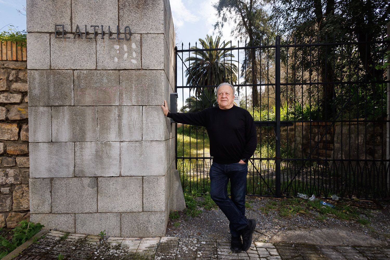 Pedro Pacheco, este martes a mediodía, en la verja de la finca de recreo El Altillo, donde aún reluce el letrero de Universo Santi.