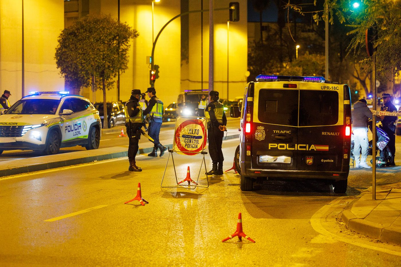 Controles policiales en Blas Infante, avenida de la Zona sur de Jerez, en una imagen reciente.