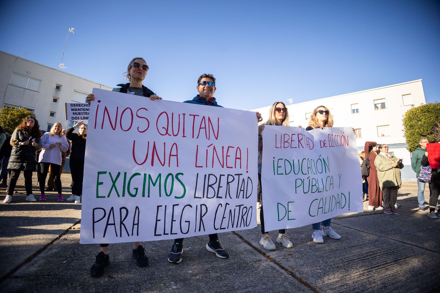 Familias del CEIP Manuel de Falla de Jerez, en una protesta.