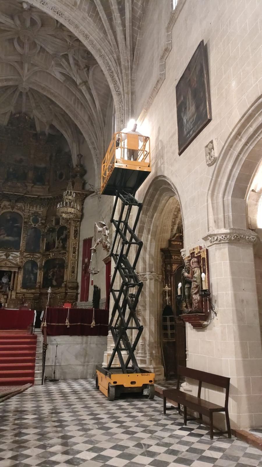 Una máquina elevadora en el interior de San Marcos. 