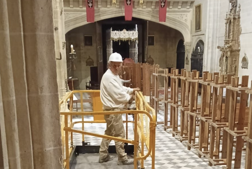 Un operario en el interior de San Marcos en los primeros trabajos de colocación de la malla protectora.