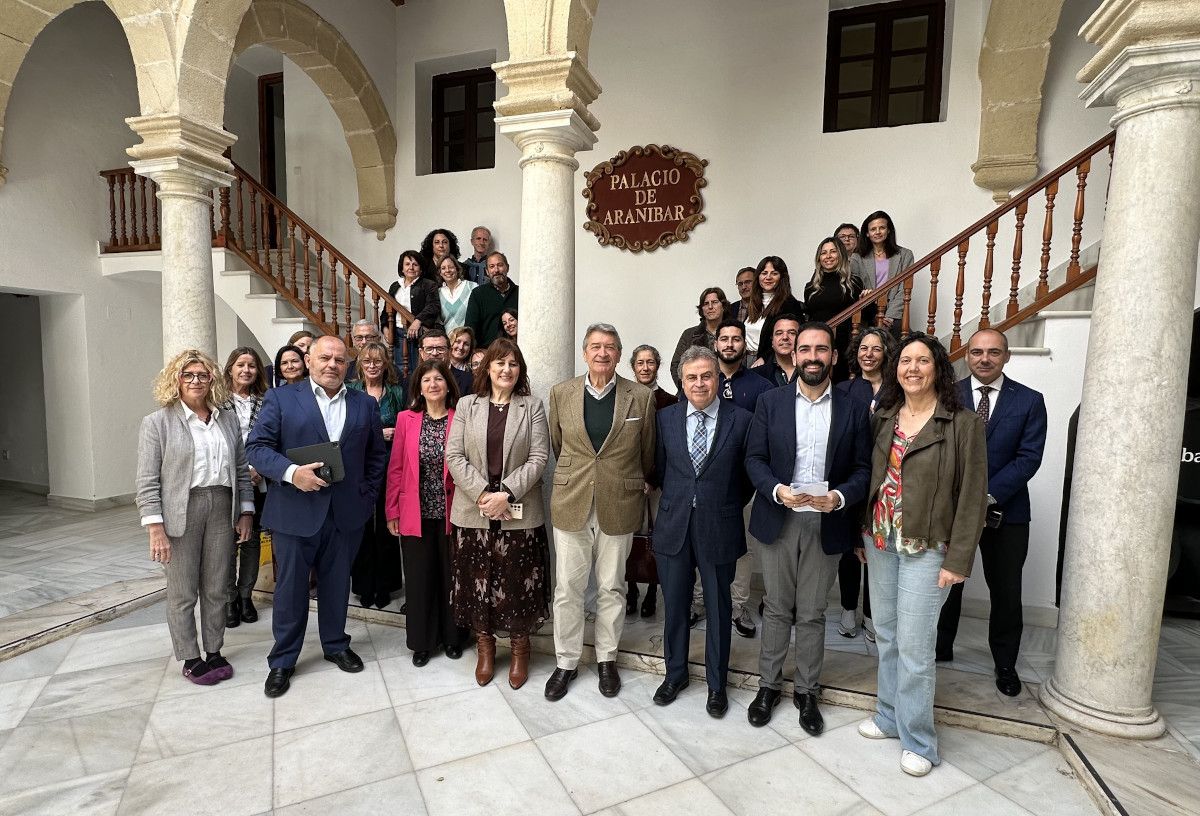 Una imagen de los asistentes a la asamblea, con César Saldaña en el centro.