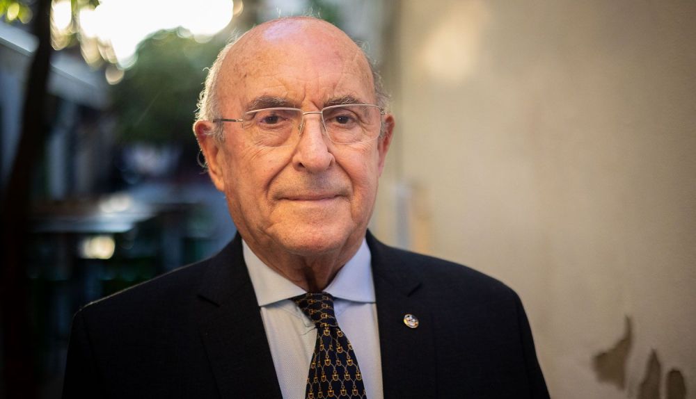 Posado del homenajeado con el premio 'Gota a Gota'.