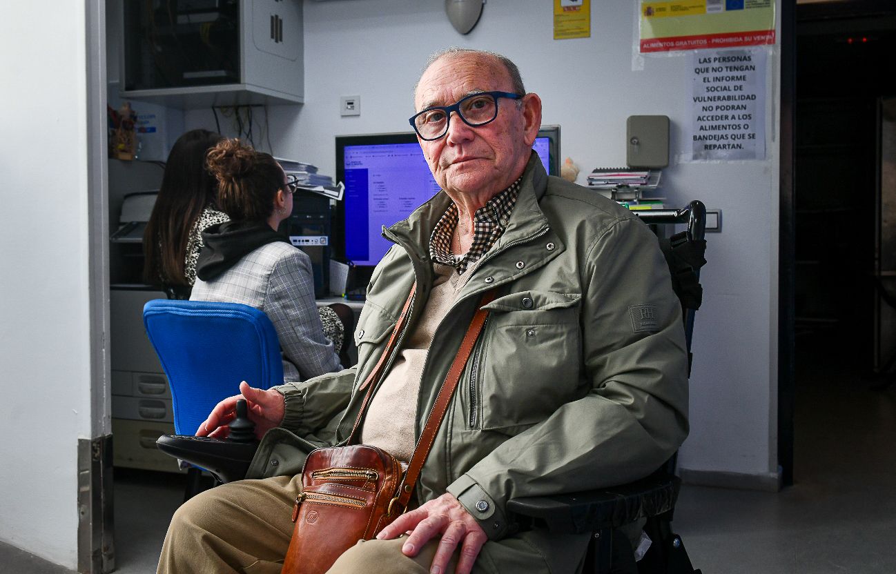 José Gaviño, presidente de la asociación vecinal de Astilleros, en la sede.  REYNA