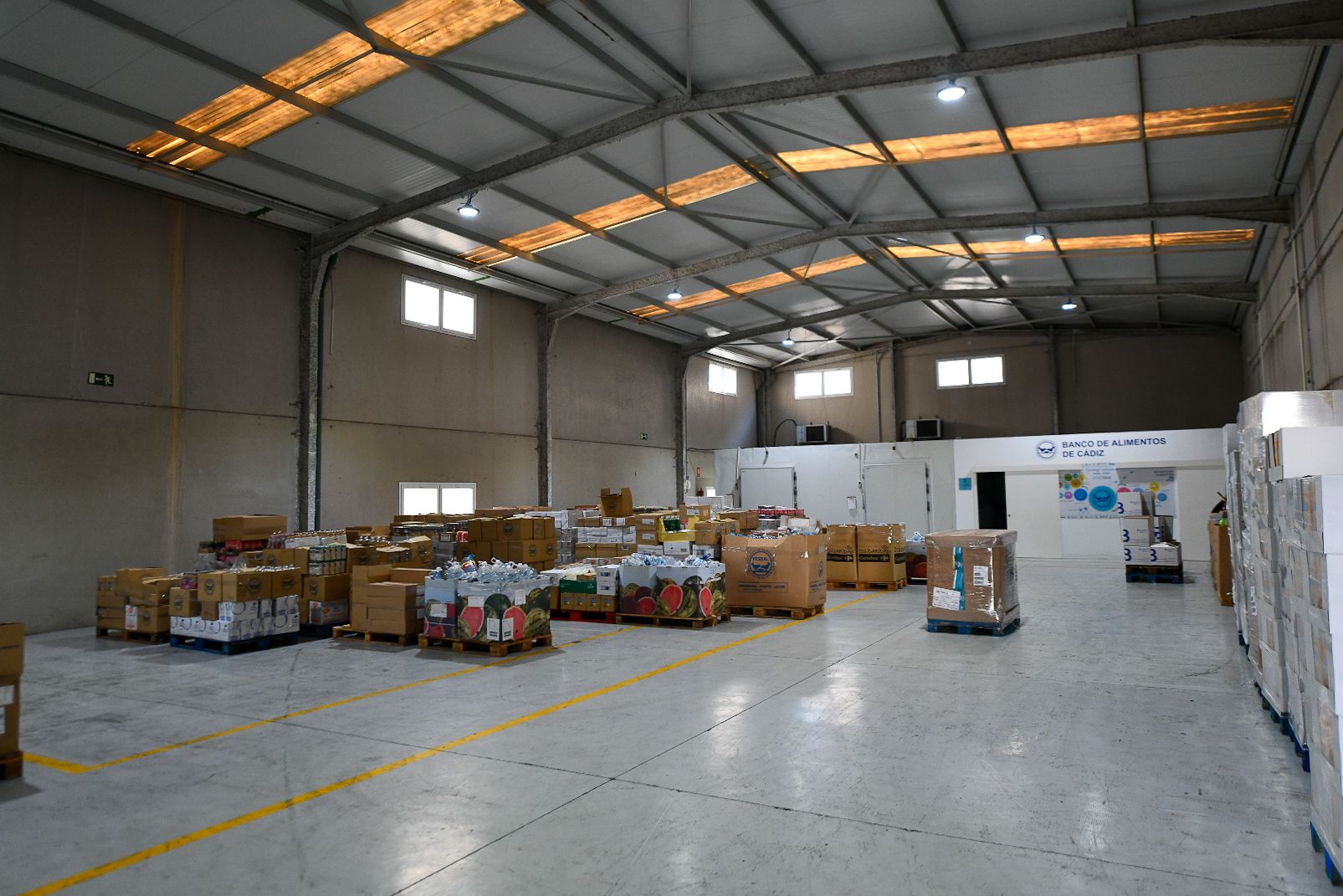 Las naves del Banco de Alimentos de Cádiz presentan una escasez de material apenas conocido.   REYNA
