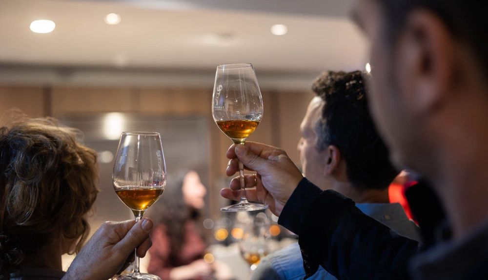 Los asistentes prueban los vinos.