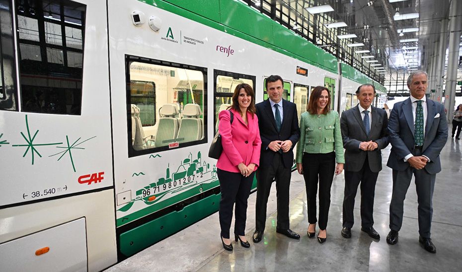 La consejera de Fomento, Rocío Díaz, con otras autoridades en una visita al Trambahía.