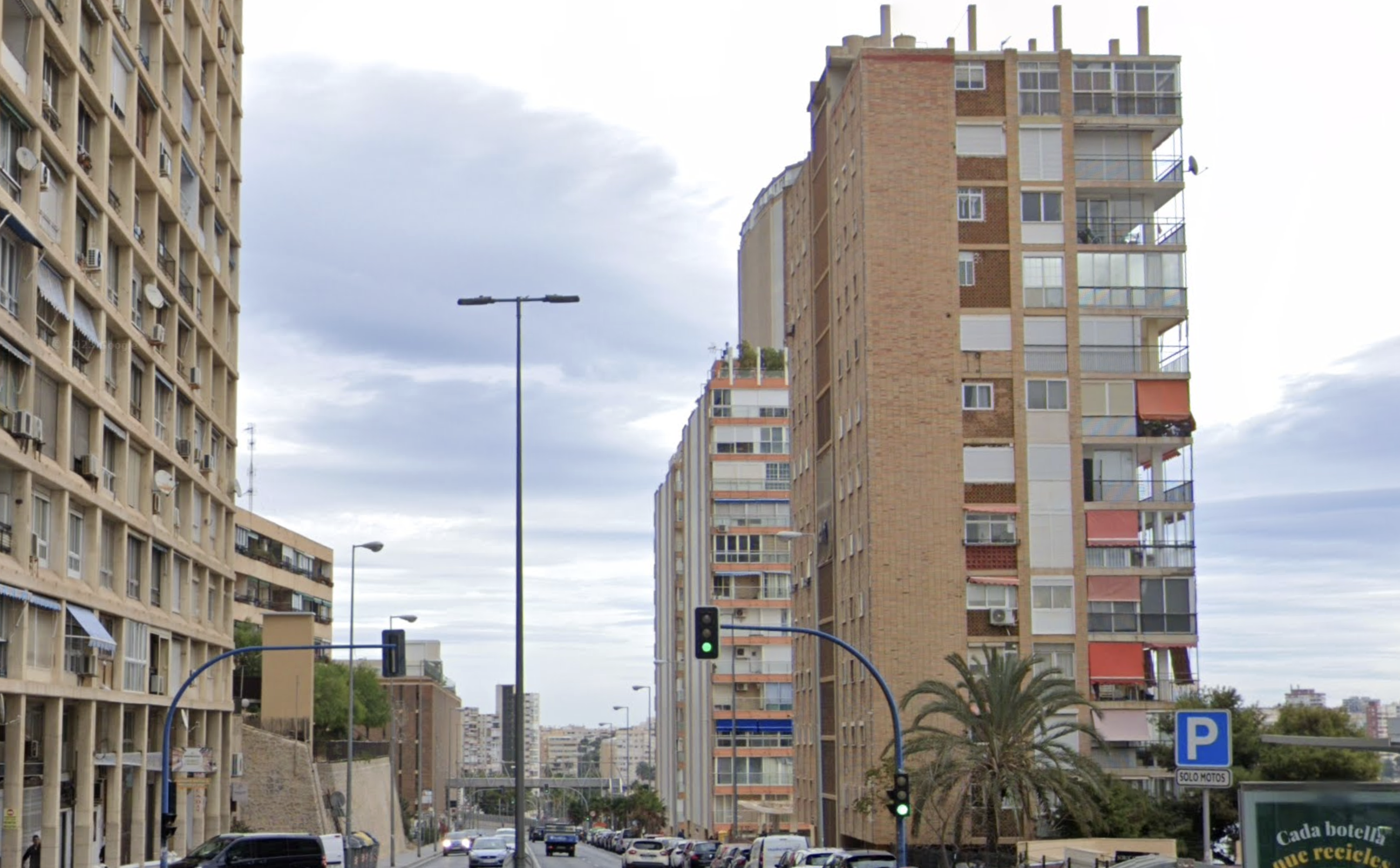 La calle Sol Naciente de Alicante, donde la mujer tiró a sus perros por la ventana.