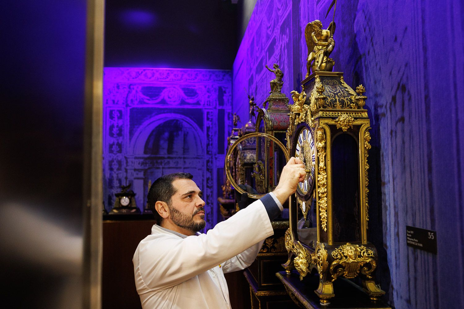 El relojero Francisco Osuna, cambiando la hora a un reloj en el Palacio del Tiempo de Jerez.