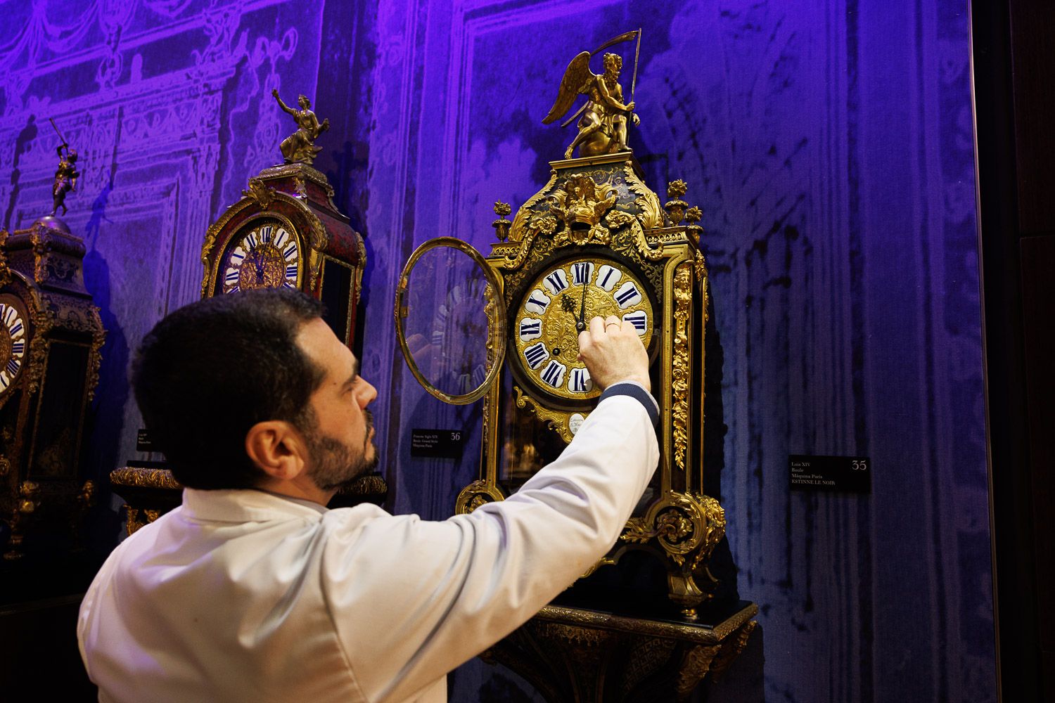 El relojero del museo del tiempo. Pedro Sánchez quiere que sea el último cambio de hora.