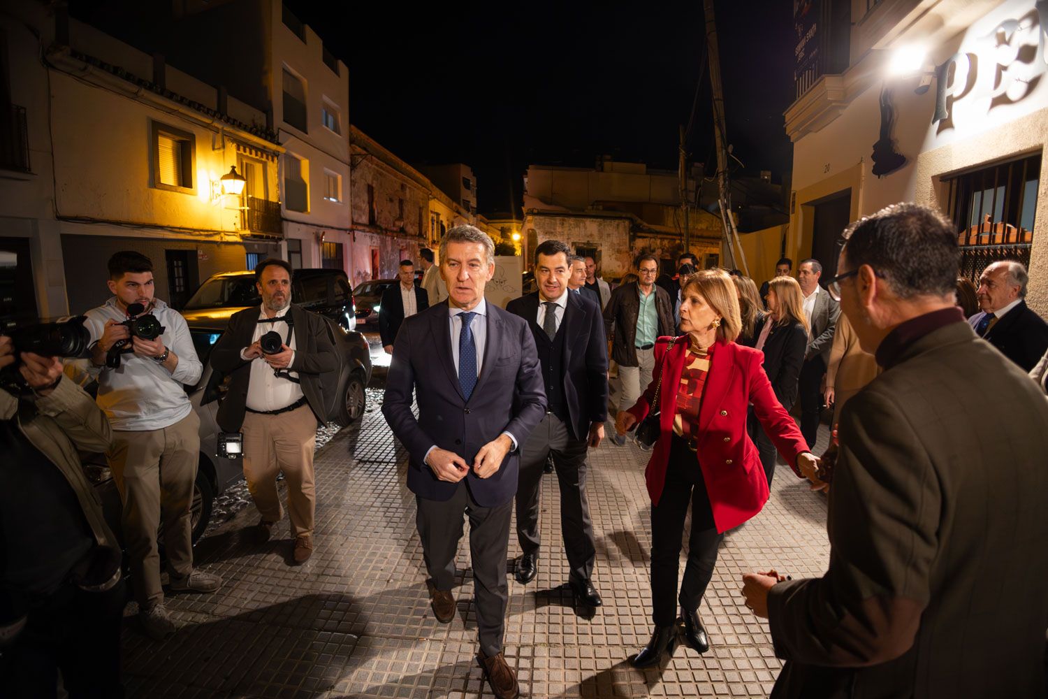 Feijóo, García-Pelayo y Moreno, a su llegada a la peña La Bulería.