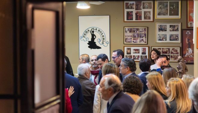 Los representantes del PP, en el interior de la peña La Bulería.