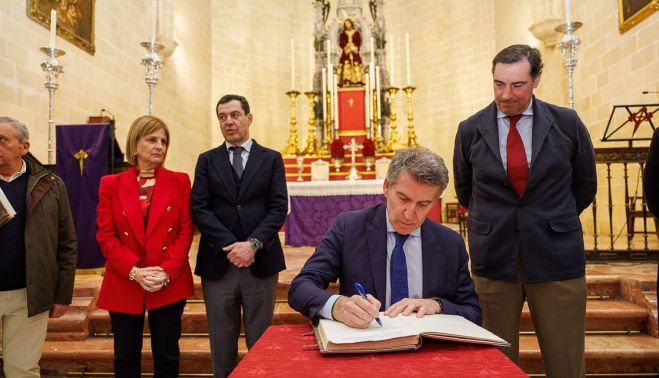 Feijóo, en uno de los libros de honor que ha firmado en su visita a Jerez.