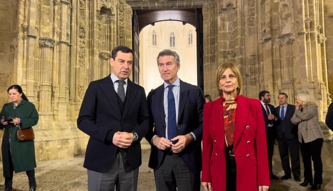 La alcaldesa María José García-Pelayo hace de anfitriona en la visita de Feijóo y Moreno a Jerez
