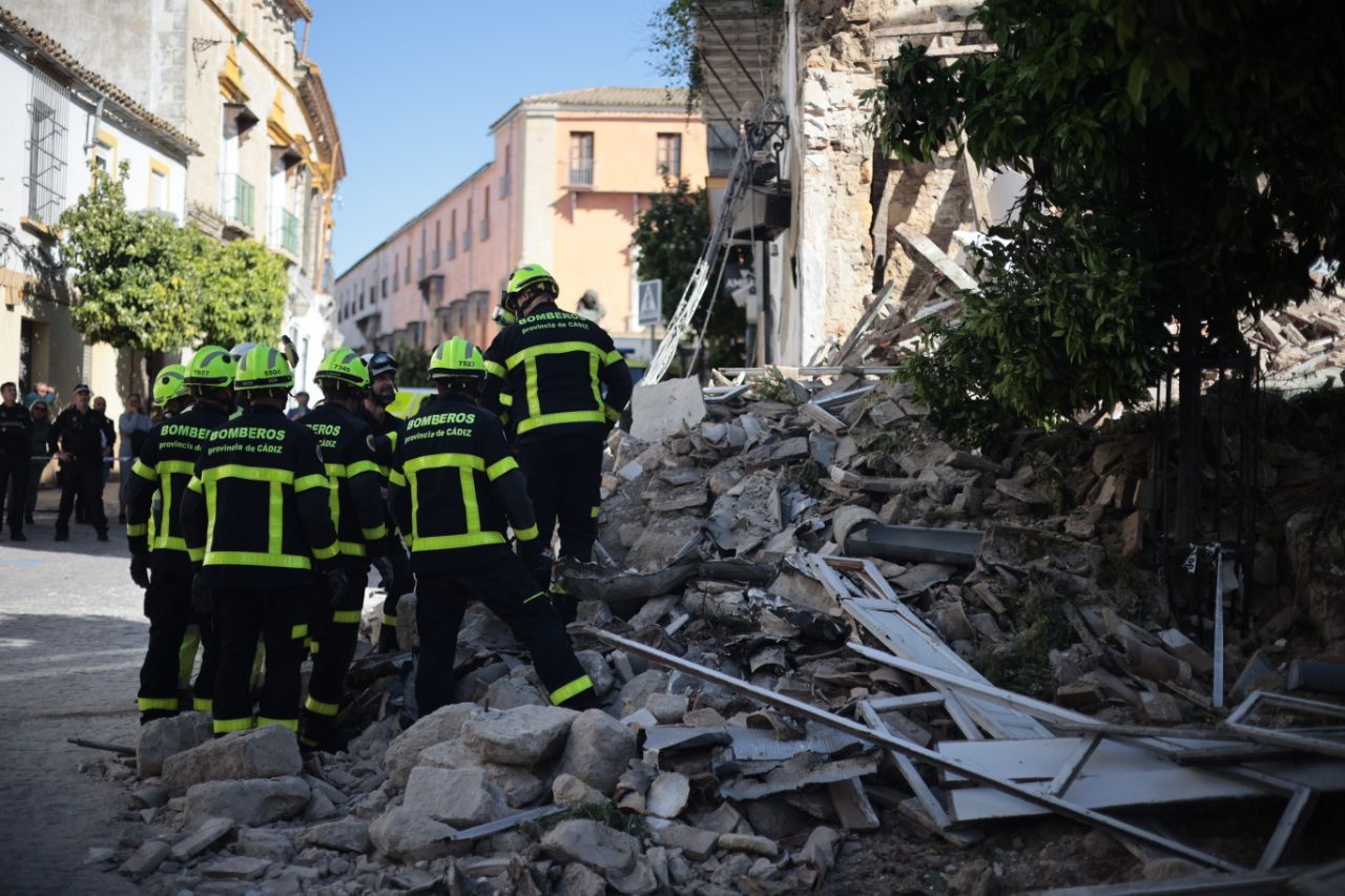 Los bomberos, en el lugar del derrumbe de la vivienda en San Miguel.