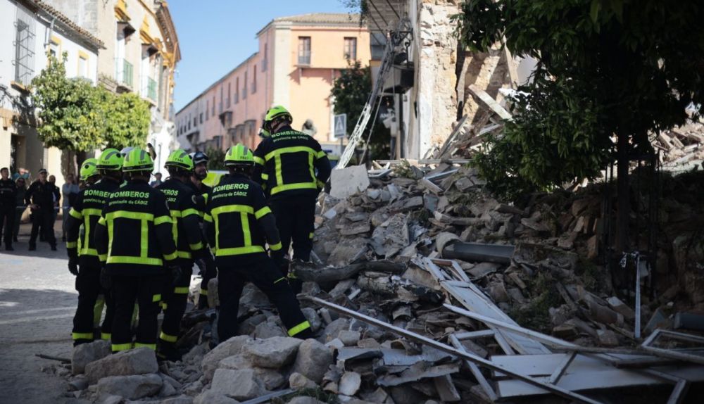 Los bomberos, en el lugar del derrumbe de la vivienda en San Miguel.