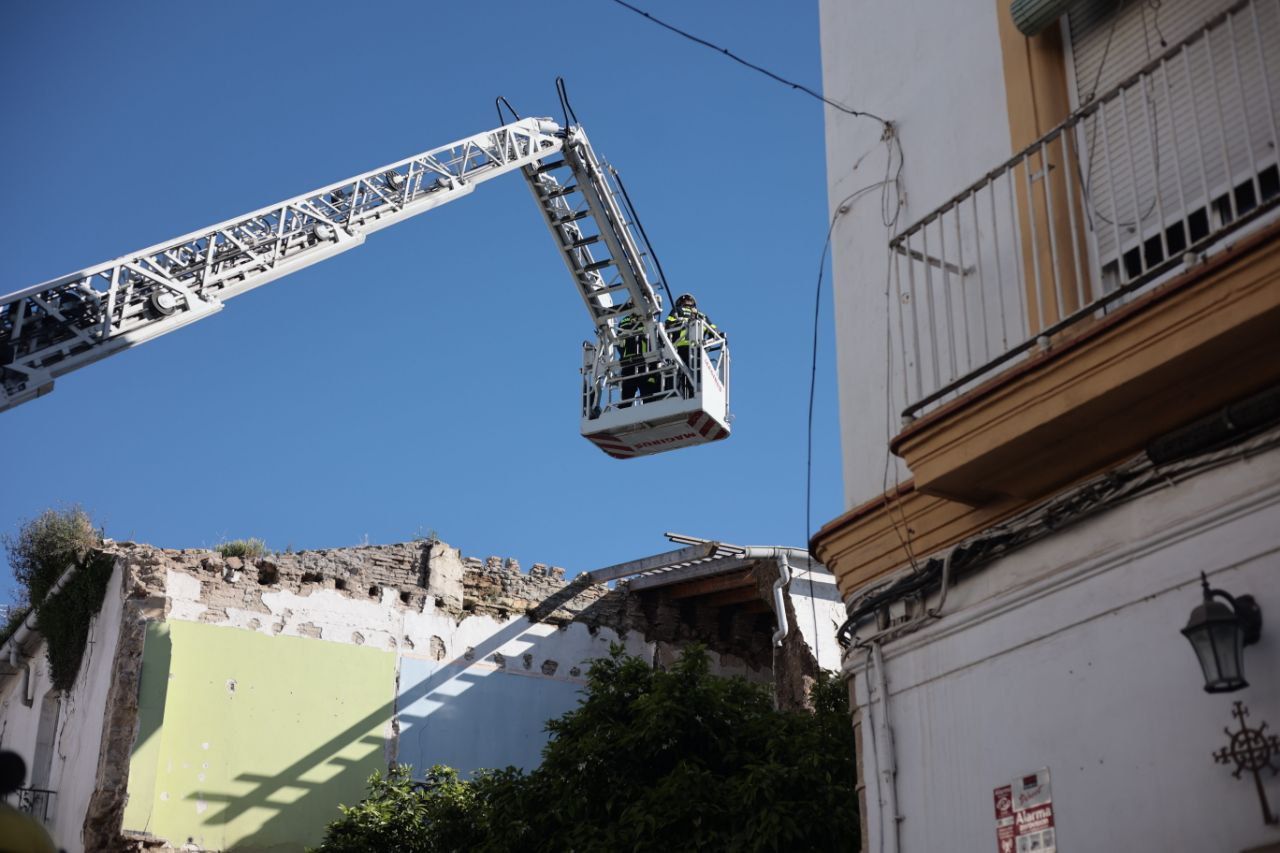 Autoescala de Bomberos, el pasado domingo tras el derrumbe en San Miguel.