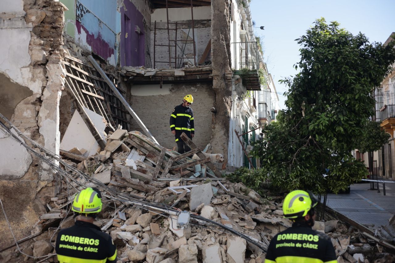 Un bombero, con un perro especializado en busca de personas atrapadas.