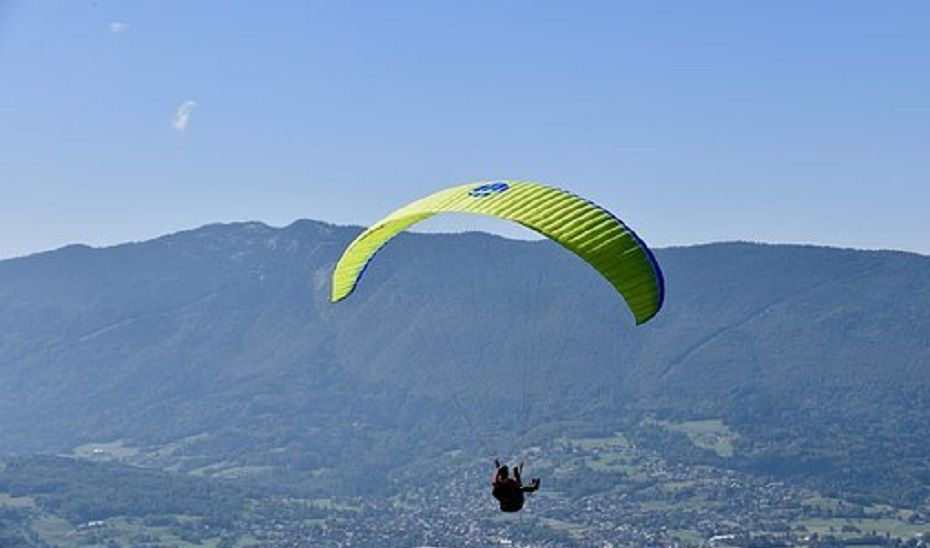 Un parapente en la Sierra de Cádiz, en una imagen de archivo.