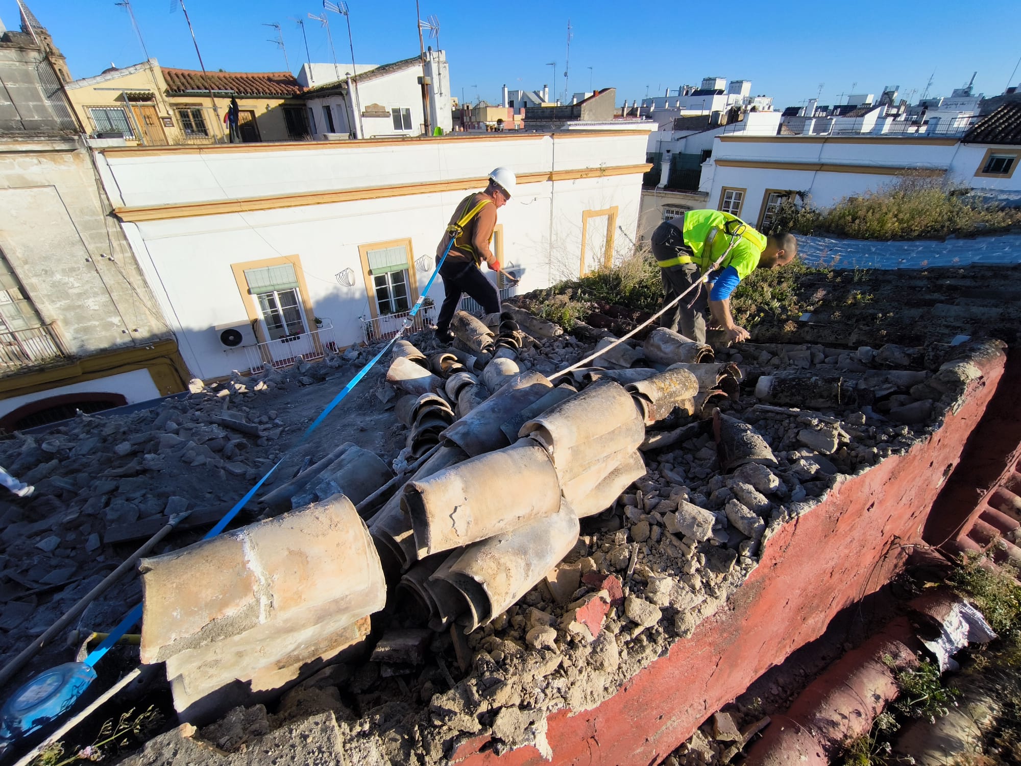 Imagen de dos operarios, en abril de 2024, interviniendo en la parte del tejado de Zarza que no se ha desplomado este pasado domingo.