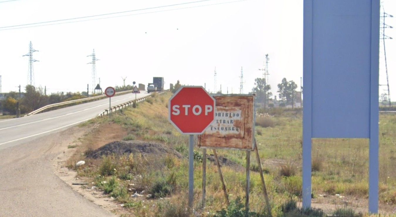 La A-8003, donde ha perdido la vida el motorista en el término municipal de La Rinconada. La A-8003, donde ha perdido la vida el motorista en el término municipal de La Rinconada.