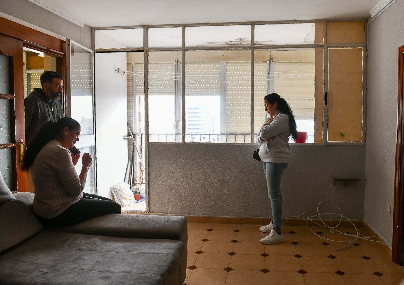 La afectada, en el piso municipal a la espera de la llegada de la Policía.