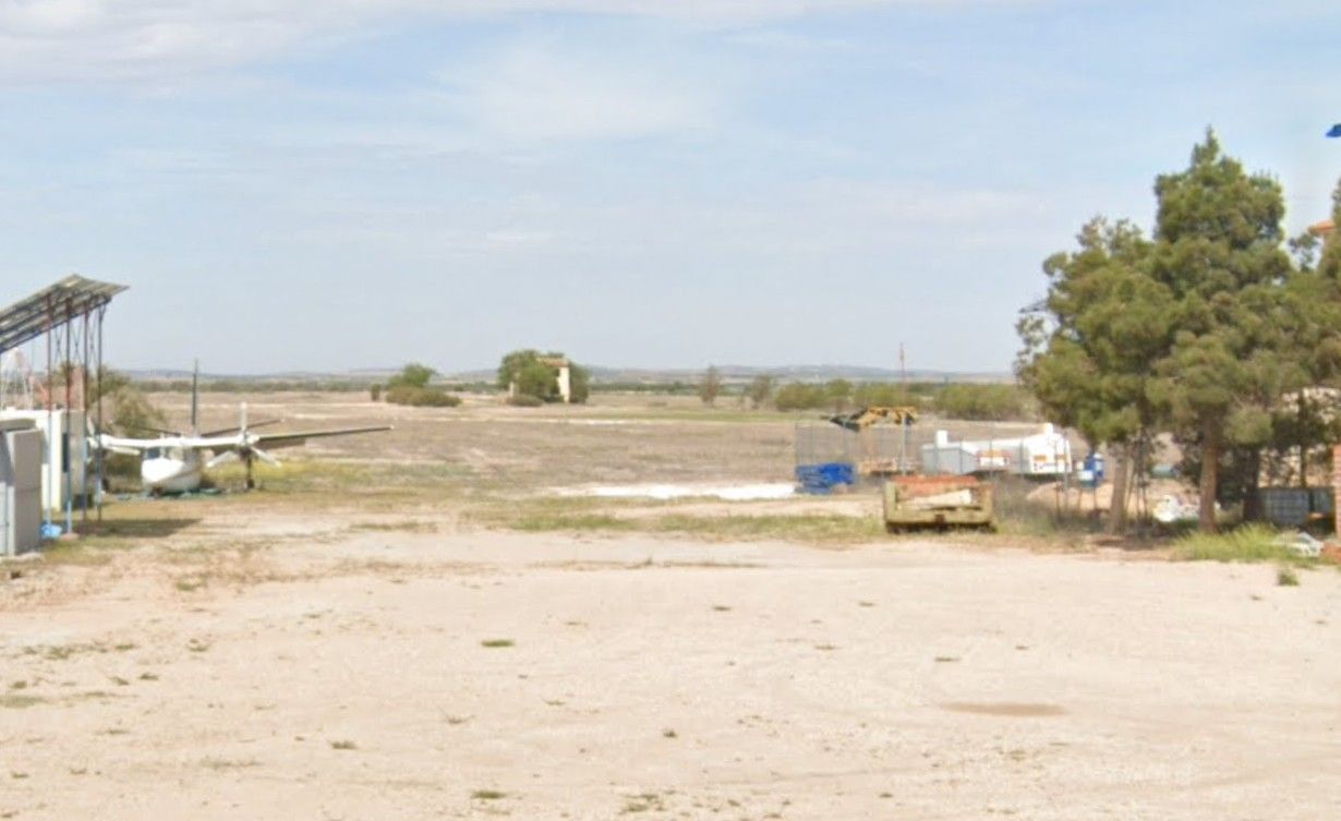El aeródromo de La Villa de Don Fadrique, donde ha tenido lugar la muerte al no abrirse el paracaídas.