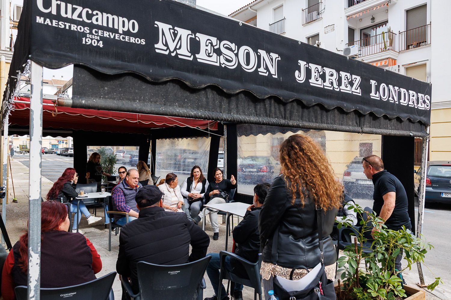 Reunión de caseteros en la terraza del Mesón Jerez-Londres, el pasado año.