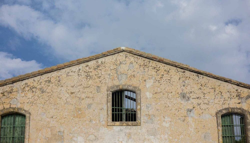 Parte de la fachada del casco de bodega que da a la plaza del Cristo de la Expiración, en el barrio de San Miguel de Jerez.