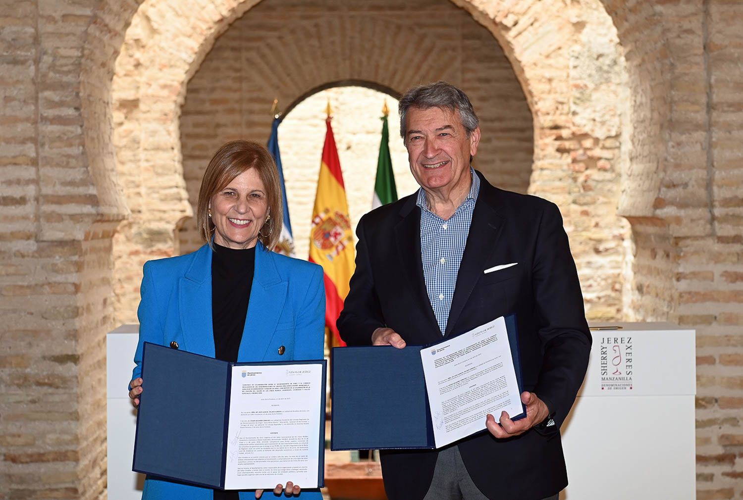 La alcaldesa Pelayo y César Saldaña, este martes en el Alcázar.