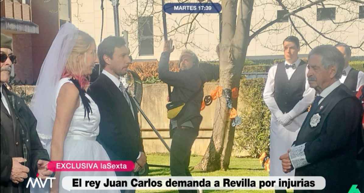 Revilla, oficiando de juez, en el rodaje de una película con Paz Padilla de novia y Resines a la izquierda.  FOTO: LASEXTA