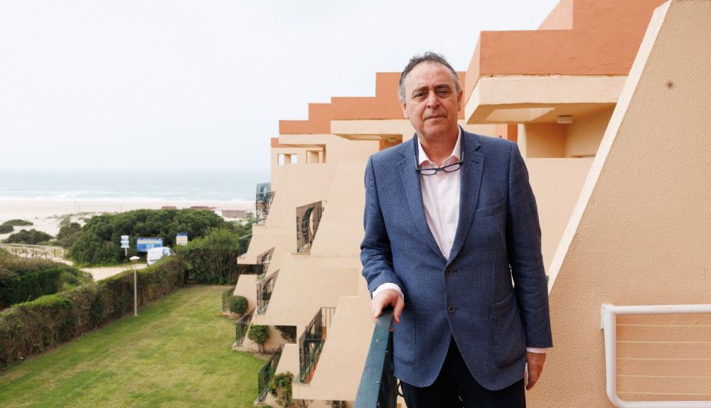 Javier Ruiz, en la terraza de uno de los apartamentos.