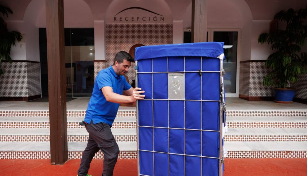 Los trabajadores se encargan de que todo esté listo.