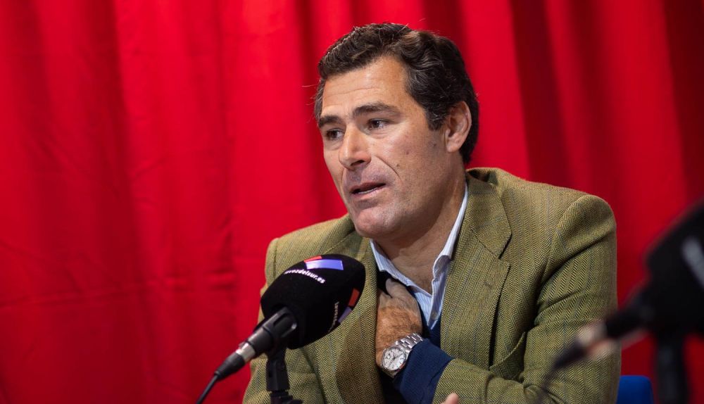 El hermano mayor del Santo Entierro, Enrique Espinosa, durante la entrevista en El Relevo. 