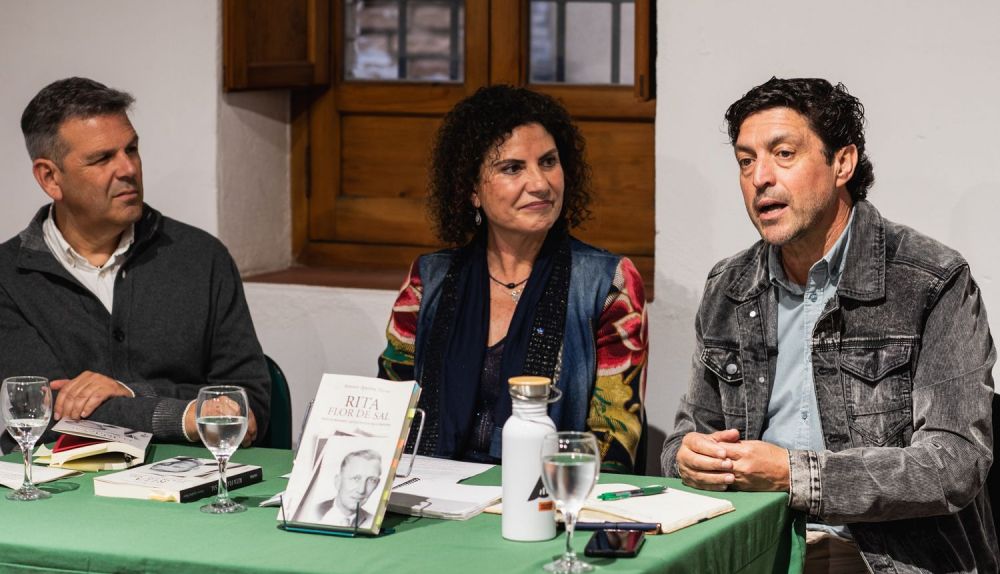 Antonio Aguilera, durante la presentación del libro, junto a Magdalena Romero y Antoni Manuel.