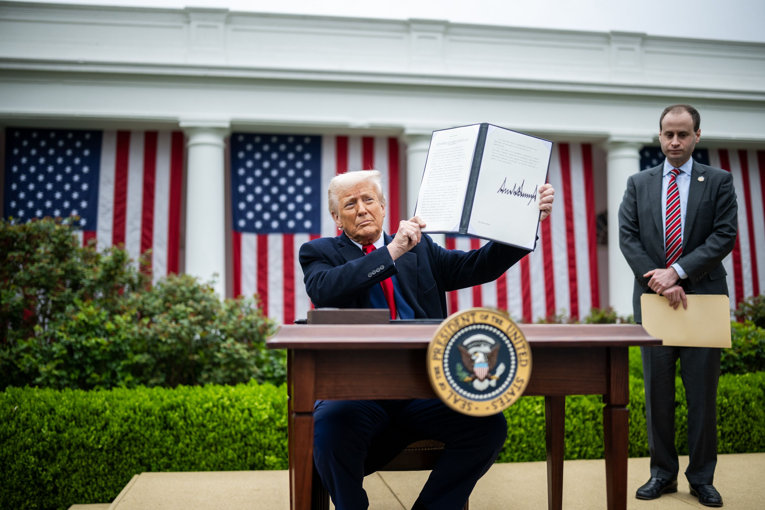Donald Trump, en una imagen de archivo de una firma de sus famosos decretos arancelarios. 
