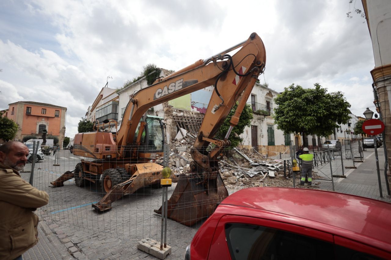 Intervención en el derrumbe de la calle Zarza del barrio de San Miguel, en Jerez.