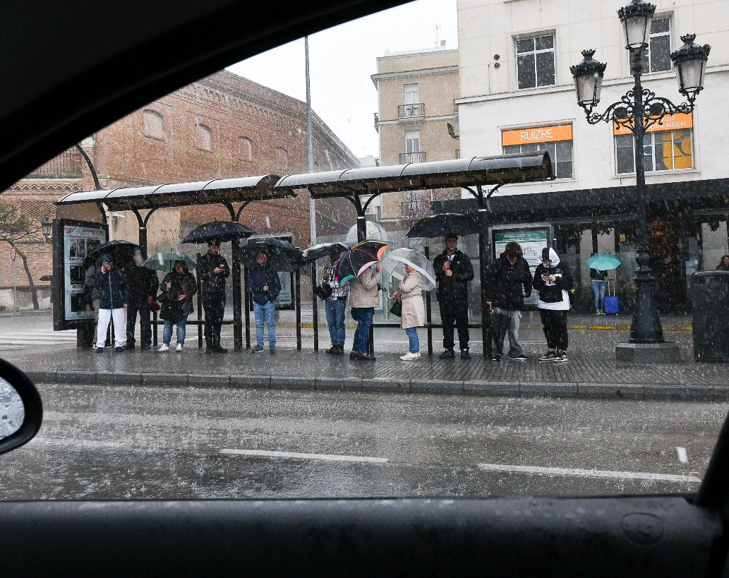 Numerosas personas se resguardan del temporal en Cádiz.