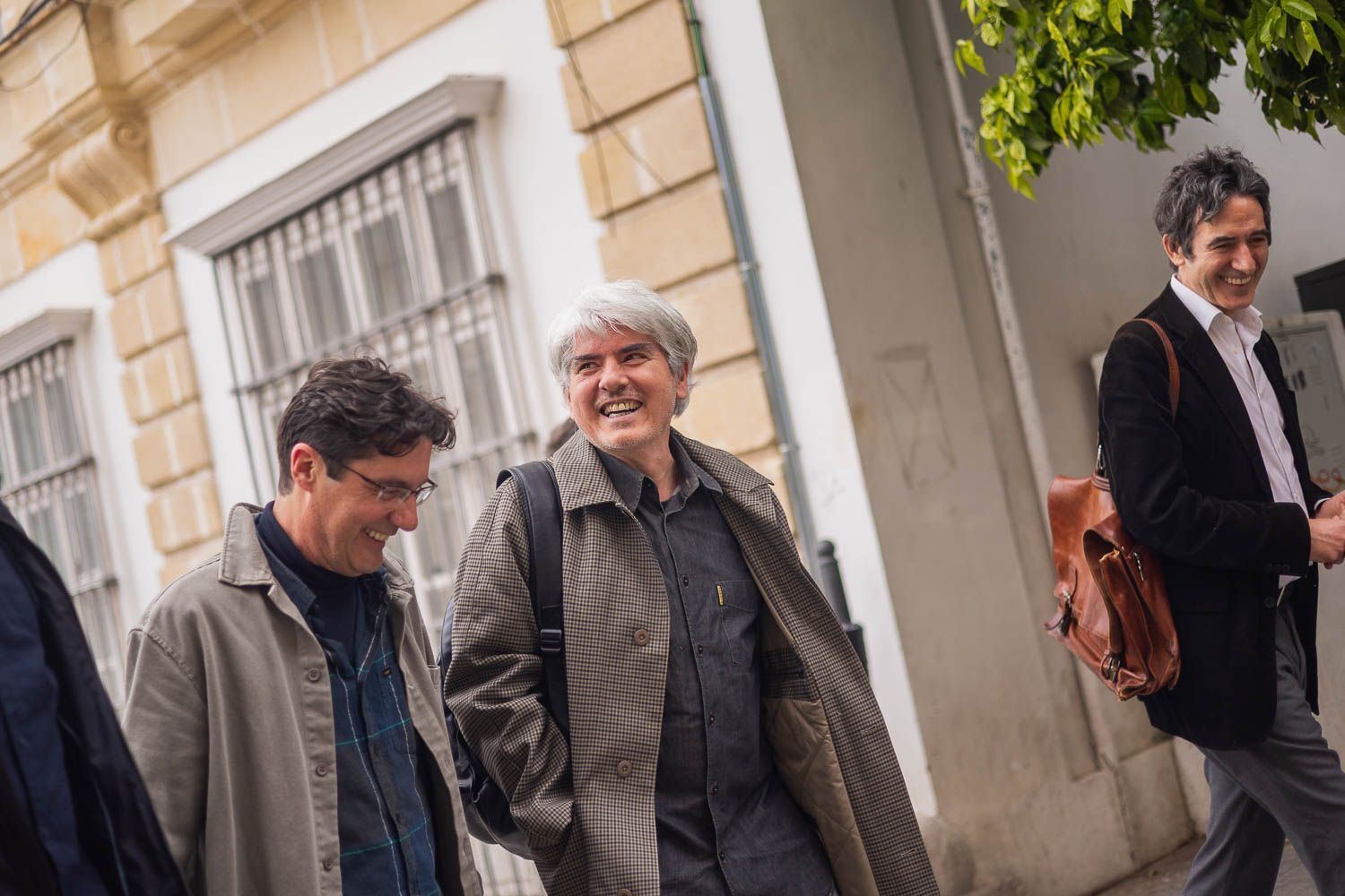 Juan Bonilla, flanqueado por Fernando Taboada y su editor, Ignacio Garmendia.