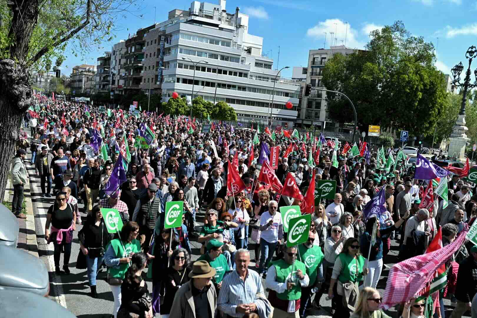 Miles de personas llegadas de toda Andalucía recorren Sevilla contra las "nefastas políticas sanitarias" de la Junta.