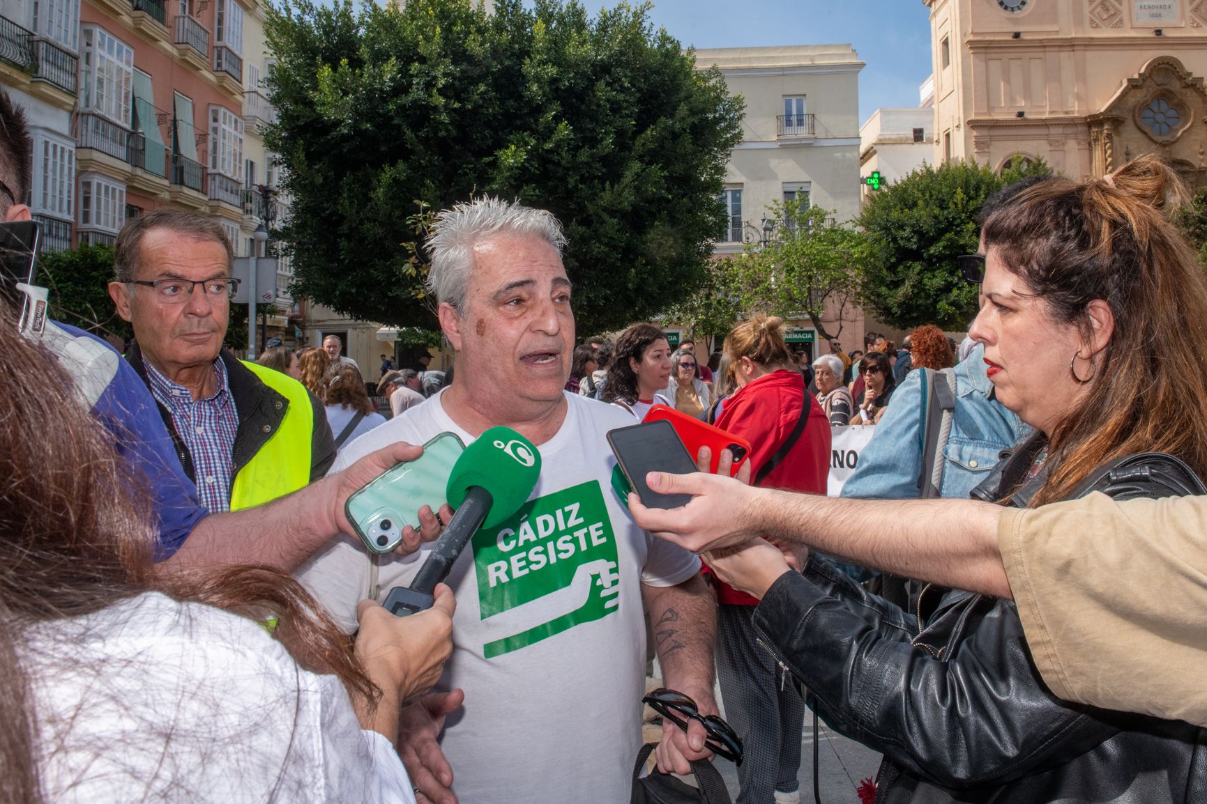El portavoz de Cádiz Resiste atiende a los medios, a mediodía de este sábado.