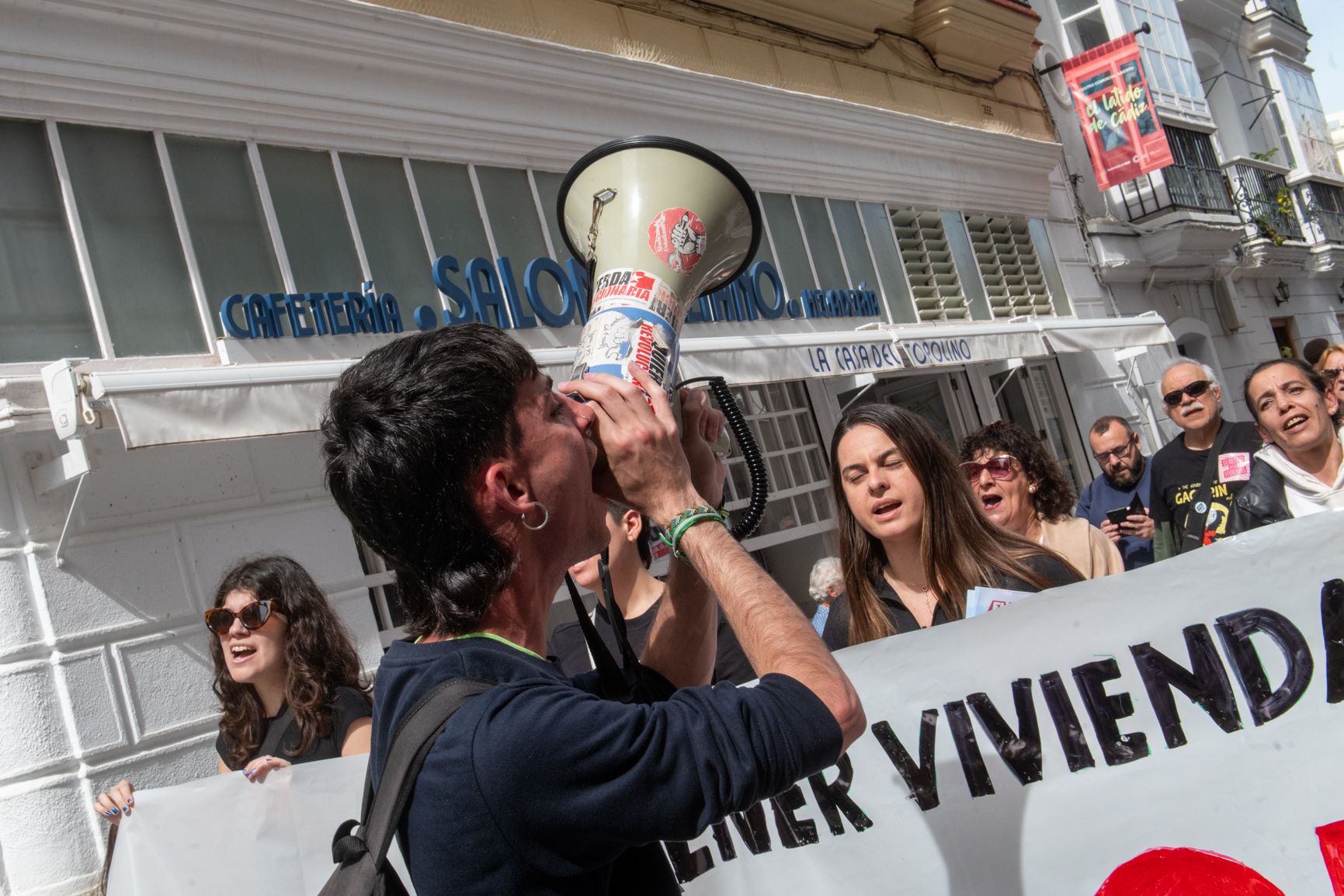 Muchos jóvenes en la marcha por la vivienda.