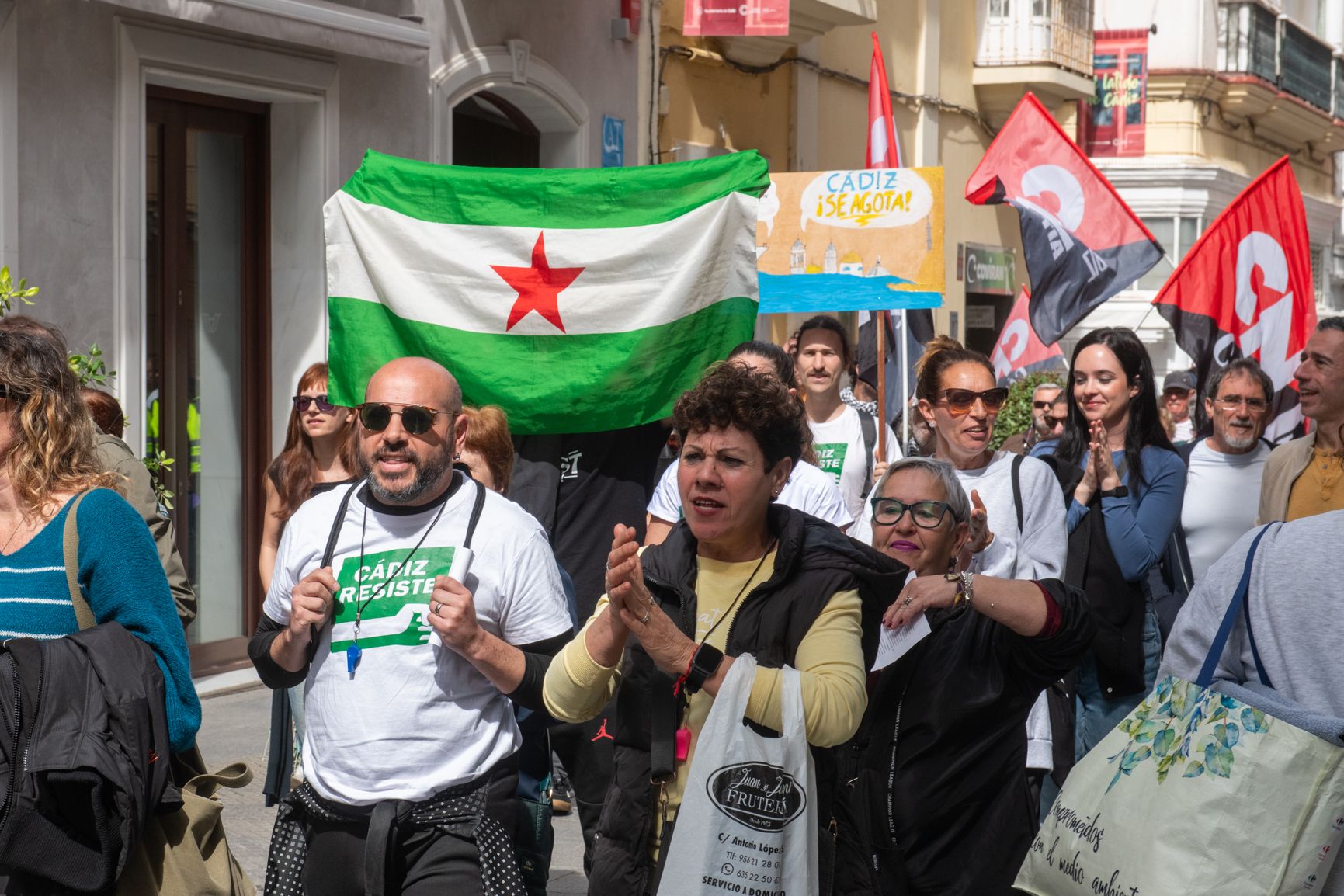 Manifestantes, por las calles de Cádiz.