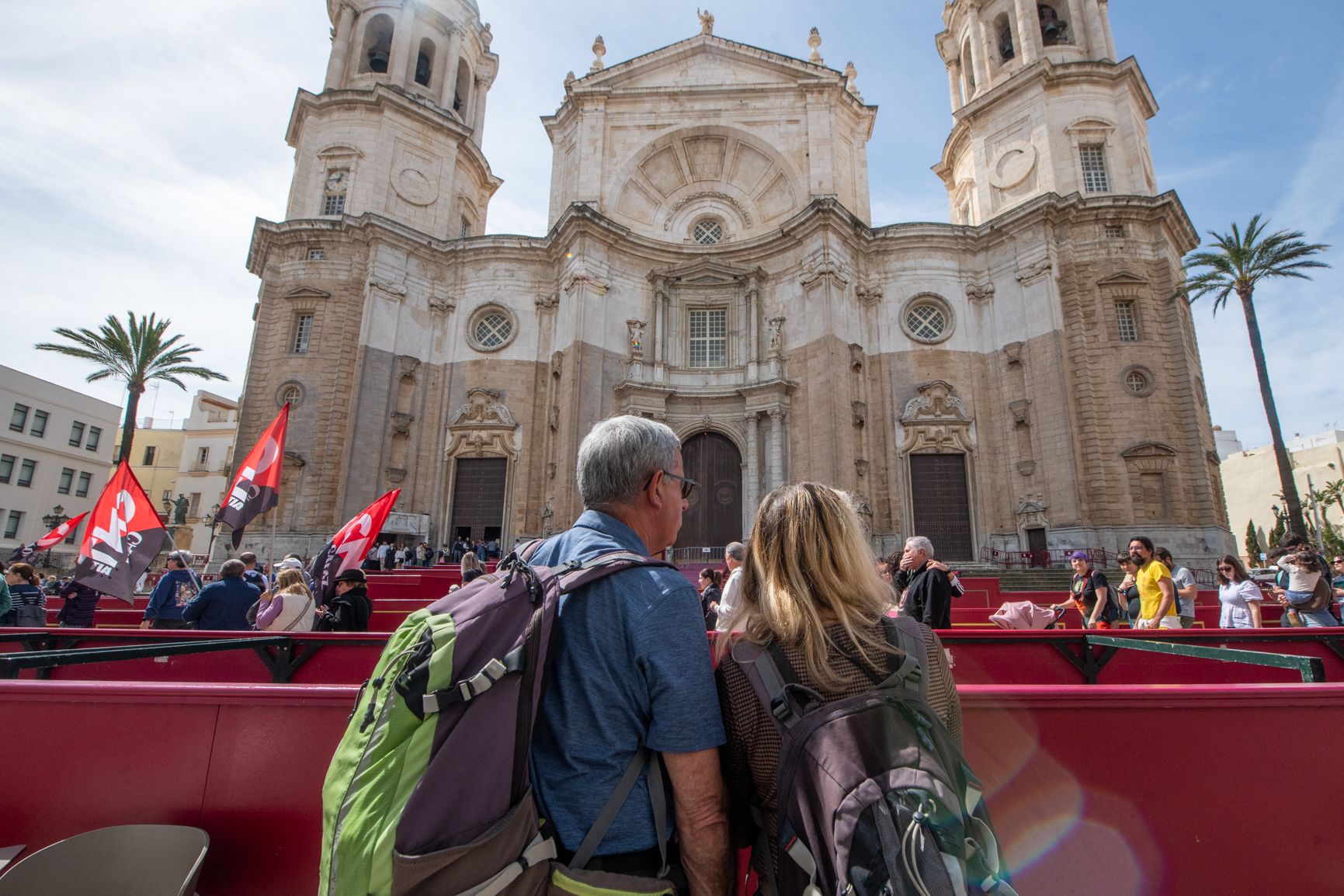 Palcos y turistas, al paso de la marcha por la plaza de la Catedral.