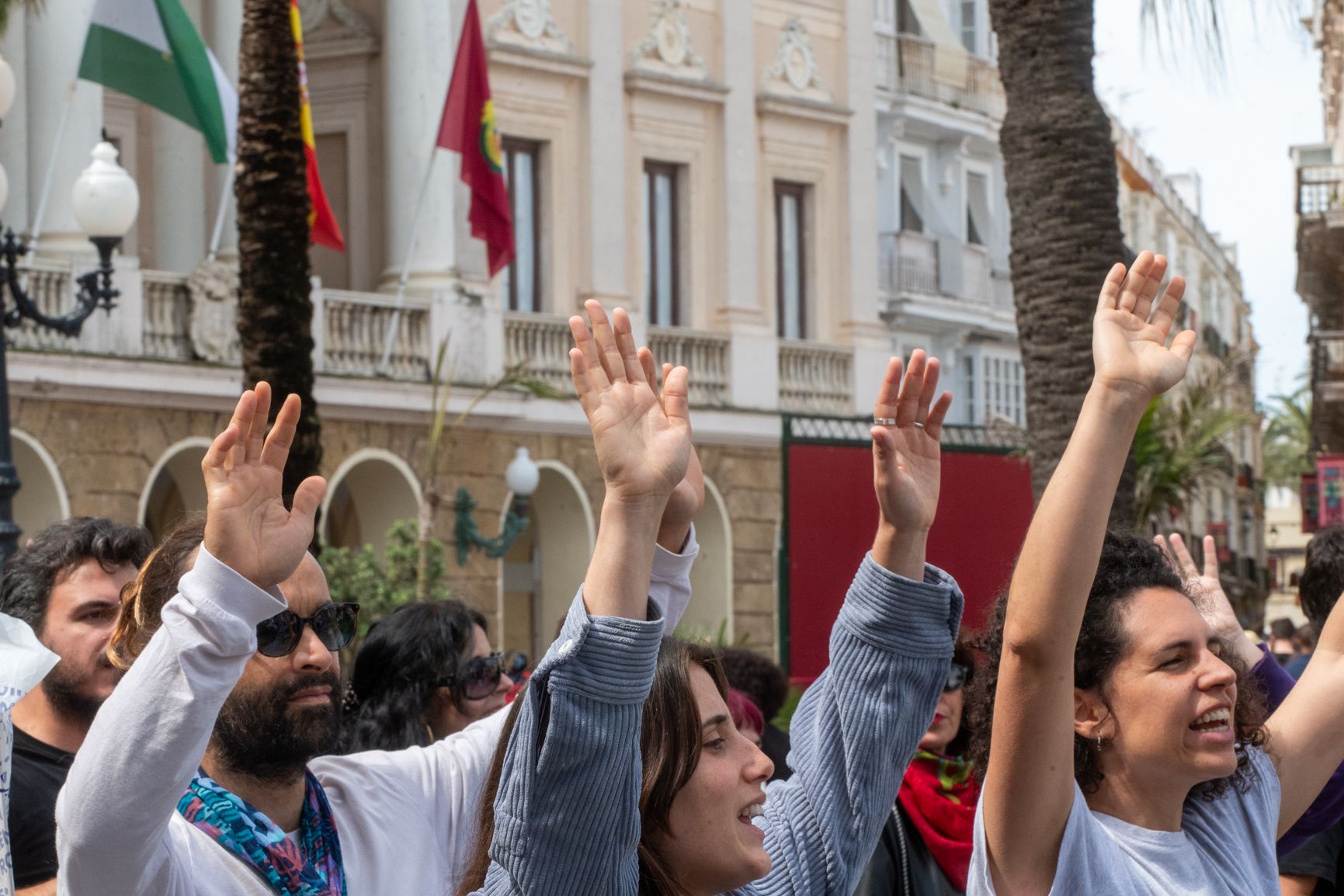 Llegada de la protesta bajo el balcón del Ayuntamiento de Cádiz.